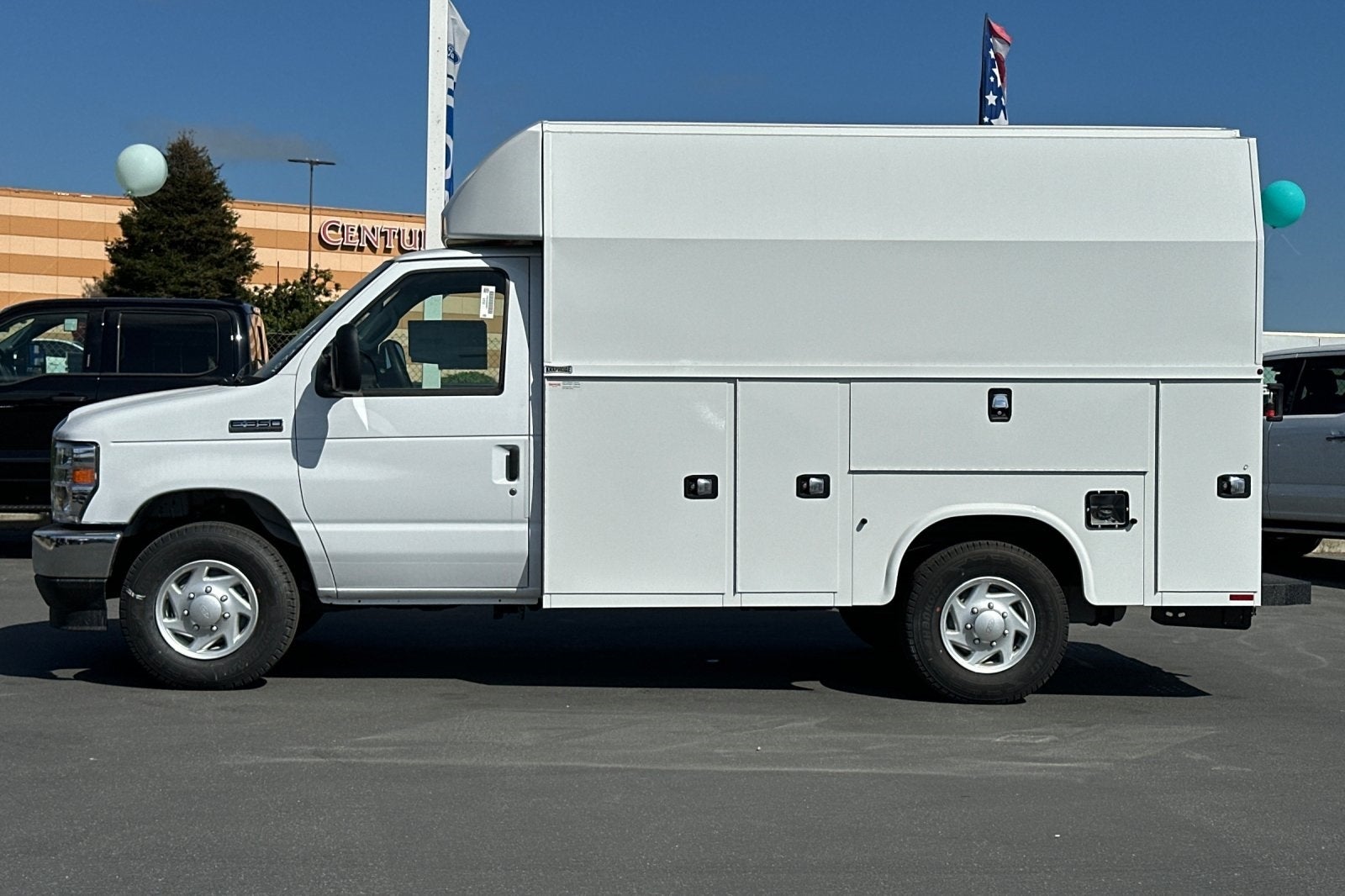 2025 Ford E-350SD Base Cutaway