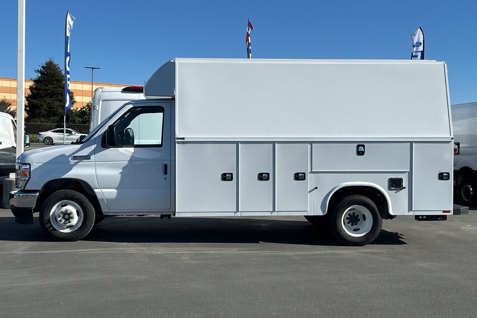 2025 Ford E-350SD Base Cutaway